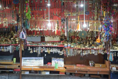 Leh, Hindistan - 14 Mayıs 2019: Leh Plaza 'daki hediyelik eşya dükkanları Leh şehrinin kalbinde yer almaktadır. Bu bölgede birçok dükkan, restoran ve otel var..  