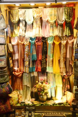 LEH, IINDIA - 14 Mayıs 2019: Leh Plaza 'daki kumaş dükkanları Leh şehrinin kalbinde, Leh şehrinin ticaret alanı ve merkezidir. Bu bölgede birçok dükkan, restoran ve otel var..