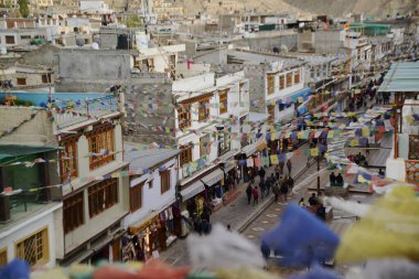 Leh Plaza 'nın en üst manzarası Leh şehrinin kalbinde, Leh şehrinin ticari alanı ve Leh şehrinin merkezidir. Bu bölgede birçok dükkan, restoran ve otel var..