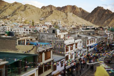 Leh Plaza 'nın en üst manzarası Leh şehrinin kalbinde, Leh şehrinin ticari alanı ve Leh şehrinin merkezidir. Bu bölgede birçok dükkan, restoran ve otel var..