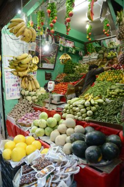 LEH, Hindistan - 15 Mayıs 2019: Leh Plaza 'da Leh şehrinin göbeğindeki bir dükkanda, Leh şehrinin ticari bölgesi ve merkezinin merkezinde tanımlanamayan erkek satıcılar sebze satıyor..