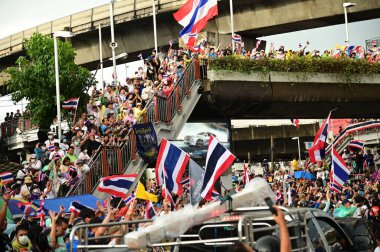 BANGKOK, THAILAND - 28 Haziran 2025: Başbakan Paethongtha Shinawatra 'nın istifasını istemek için Zafer Anıtı' ndaki hükümet karşıtı protestocular.