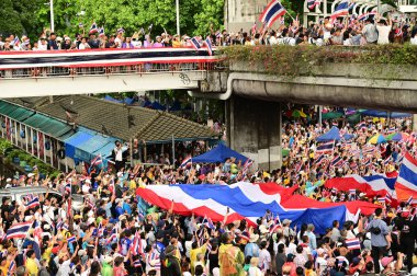 BANGKOK, THAILAND - 28 Haziran 2025: Başbakan Paethongtha Shinawatra 'nın istifasını istemek için Zafer Anıtı' ndaki hükümet karşıtı protestocular.