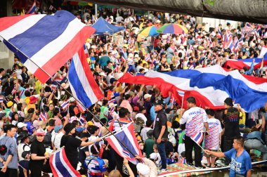 BANGKOK, THAILAND - 28 Haziran 2025: Başbakan Paethongtha Shinawatra 'nın istifasını istemek için Zafer Anıtı' ndaki hükümet karşıtı protestocular.