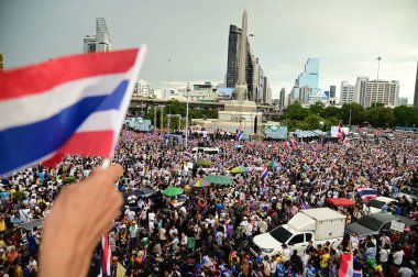 BANGKOK, THAILAND - 28 Haziran 2025: Başbakan Paethongtha Shinawatra 'nın istifasını istemek için Zafer Anıtı' ndaki hükümet karşıtı protestocular.