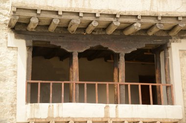 Leh Sarayı 'nın pencereleri 9 kat yüksekliğindedir ve halka açıktır ve çatısı Leh ve çevresindeki alanların panoramik manzarasını sunar. Leh, Ladakh, Hindistan 'da..