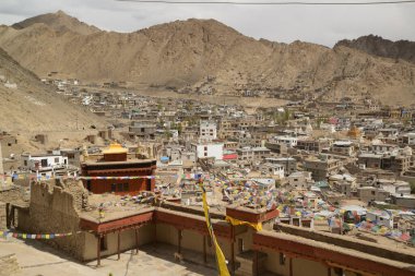 Leh şehrinin panoramik manzarası ve Leh Sarayı 'nın çevresi. Leh Sarayı 9 kat yüksekliğinde ve halka açıktır. Hindistan 'daki Leh şehrinde..