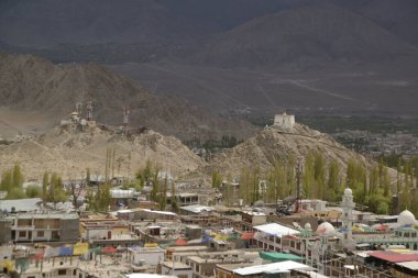 Leh şehrinin panoramik manzarası ve Leh Sarayı 'nın çevresi. Leh Sarayı 9 kat yüksekliğinde ve halka açıktır. Hindistan 'daki Leh şehrinde..