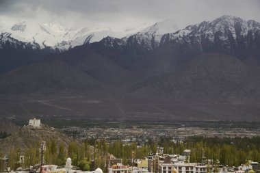 Leh şehrinin panoramik manzarası ve Leh Sarayı 'nın çevresi. Leh Sarayı 9 kat yüksekliğinde ve halka açıktır. Hindistan 'daki Leh şehrinde..