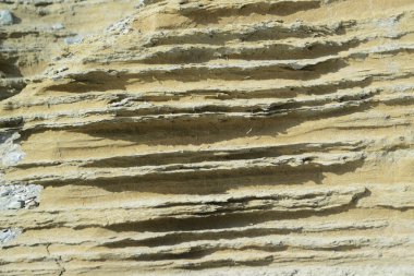 Kum taneleri binlerce ila milyonlarca yıl arasında sıkıştırıldığında, kuvars ya da feldspat gibi mineraller bağlanır..