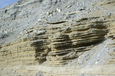 Kum taneleri binlerce ila milyonlarca yıl arasında sıkıştırıldığında, kuvars ya da feldspat gibi mineraller bağlanır..