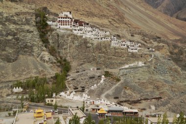 Mulbek Chamba bölgesinin manzarası, Geleceğin Buddha 'sının evi, Hindistan' daki Srinagar-Leh otoyolunun tepesindeki bir turistik eğlence merkezi..