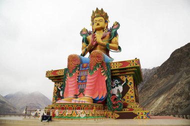 Hindistan 'ın Jammu ve Kashmir şehrinde Nubra Vadisi' ndeki Diskit Manastırı yakınlarındaki Maitreya Buddha 'nın açık hava büyük heykeli..
