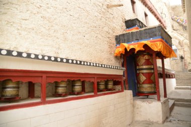 Shey Palace 'da Dua Çarkı, metal, ahşap, taş, deri veya kalın pamuktan yapılmış silindirik bir tekerlektir. Geleneksel olarak, mantra Om Mani Padme Hum tekerleğin dışında Sanskritçe yazılmış. Leh, Hindistan.