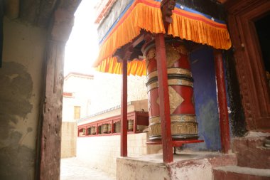 Shey Palace 'da Dua Çarkı, metal, ahşap, taş, deri veya kalın pamuktan yapılmış silindirik bir tekerlektir. Geleneksel olarak, mantra Om Mani Padme Hum tekerleğin dışında Sanskritçe yazılmış. Leh, Hindistan.