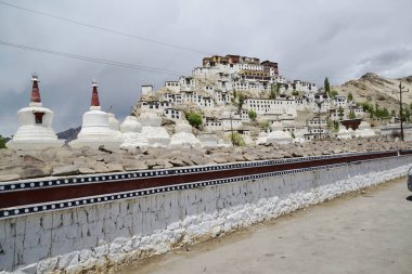 Thiksey Manastırı ya da Thiksey Gompa. Leh Ladakh 'taki en önemli ve en eski manastırlardan biridir. İndus Vadisi 'ni çevreleyen yüksek bir tepede yer almaktadır ve sakin bir atmosfer sunar..