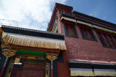 Thiksey Manastırı ya da Thiksey Gompa 'da bir bina. Hindistan 'daki Leh Ladakh' ın en önemli ve en eski manastırlarından biridir..