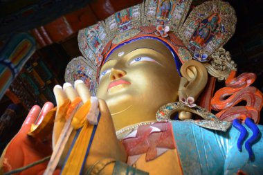 Muhteşem Sri Ariya Maitreya altın Buda heykelinin yüzü, diğer adıyla Shambala, Hindistan 'ın Ladakh kentindeki en büyük tapınak komplekslerinden biri olan Thiksey Tapınağı' nda kutsanmıştır..