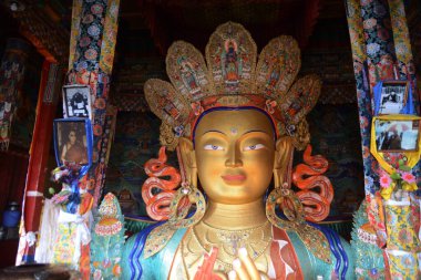 Muhteşem Sri Ariya Maitreya altın Buda heykelinin yüzü, diğer adıyla Shambala, Hindistan 'ın Ladakh kentindeki en büyük tapınak komplekslerinden biri olan Thiksey Tapınağı' nda kutsanmıştır..
