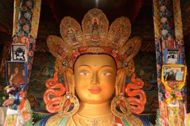 Muhteşem Sri Ariya Maitreya altın Buda heykelinin yüzü, diğer adıyla Shambala, Hindistan 'ın Ladakh kentindeki en büyük tapınak komplekslerinden biri olan Thiksey Tapınağı' nda kutsanmıştır..