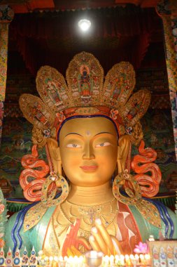 Muhteşem Sri Ariya Maitreya altın Buda heykelinin yüzü, diğer adıyla Shambala, Hindistan 'ın Ladakh kentindeki en büyük tapınak komplekslerinden biri olan Thiksey Tapınağı' nda kutsanmıştır..