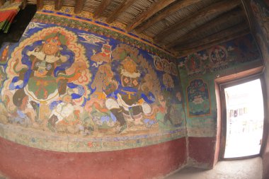 Geleneksel Buda hikayesinin başyapıtı Tiksey Manastırı 'nın tapınak duvarına resim yapmak. Ladakh, Hindistan. 