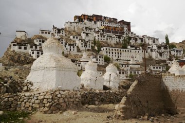 Thiksey Manastırı ya da Thiksey Gompa. Leh Ladakh 'taki en önemli ve en eski manastırlardan biridir. İndus Vadisi 'ni çevreleyen yüksek bir tepede yer almaktadır ve sakin bir atmosfer sunar..