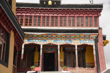 Thiksey Manastırı ya da Thiksey Gompa 'da bir bina. Hindistan 'daki Leh Ladakh' ın en önemli ve en eski manastırlarından biridir..