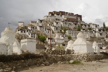 Thiksey Manastırı ya da Thiksey Gompa. Leh Ladakh 'taki en önemli ve en eski manastırlardan biridir. İndus Vadisi 'ni çevreleyen yüksek bir tepede yer almaktadır ve sakin bir atmosfer sunar..
