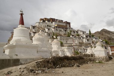 Thiksey Manastırı ya da Thiksey Gompa. Leh Ladakh 'taki en önemli ve en eski manastırlardan biridir. İndus Vadisi 'ni çevreleyen yüksek bir tepede yer almaktadır ve sakin bir atmosfer sunar..