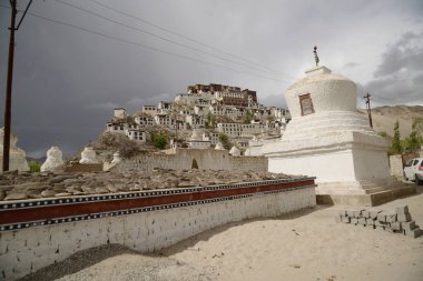 Thiksey Manastırı ya da Thiksey Gompa. Leh Ladakh 'taki en önemli ve en eski manastırlardan biridir. İndus Vadisi 'ni çevreleyen yüksek bir tepede yer almaktadır ve sakin bir atmosfer sunar..