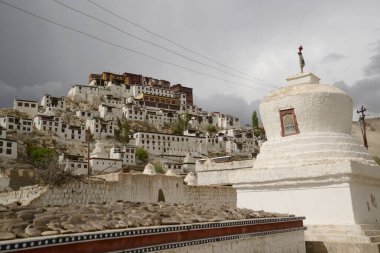Thiksey Manastırı ya da Thiksey Gompa. Leh Ladakh 'taki en önemli ve en eski manastırlardan biridir. İndus Vadisi 'ni çevreleyen yüksek bir tepede yer almaktadır ve sakin bir atmosfer sunar..