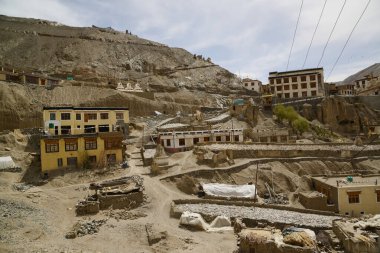 Lamayuru Manastırı, Hindistan 'ın Ladakh kentindeki en eski ve en büyük Tibet Budist manastırı olup deniz seviyesinden 3,510 metre yükseklikten görülebilir..