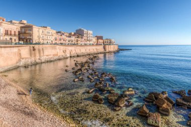 Siraküza Sicilya. Ortigia 'nın güzel sahil şeridinde yeni bir günün doğuşu.