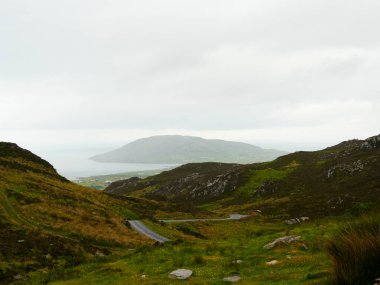 İrlanda semalarında yuvarlanan yeşil tepeler