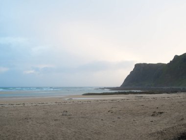 Sakin kumsalda yumuşak altın kumlar