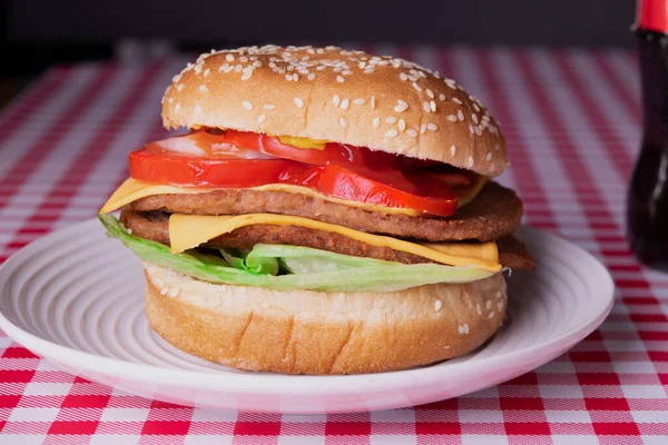 Hamburger, marul, domates peyniri.