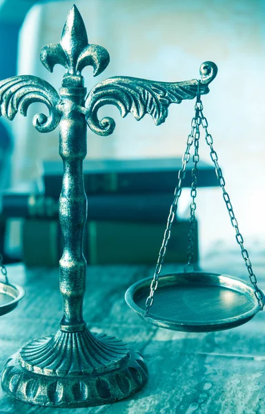 Scales of Justice, Balanza de la Justicia