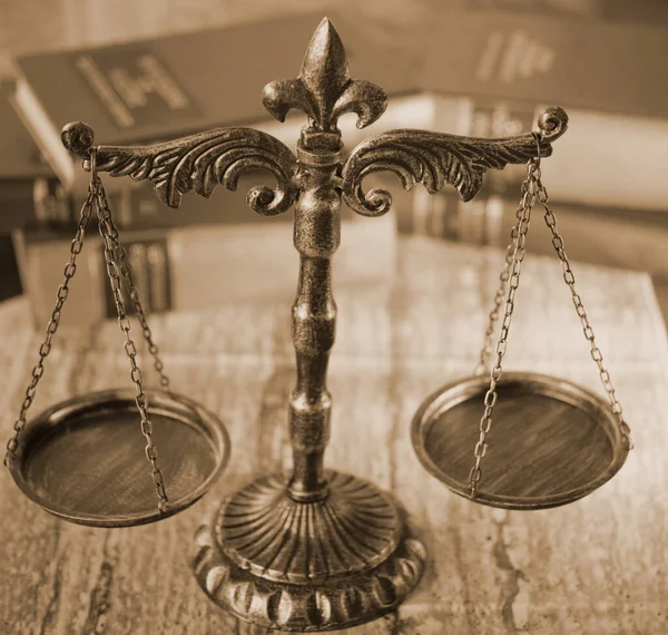 Scales of Justice, Balanza de la Justicia