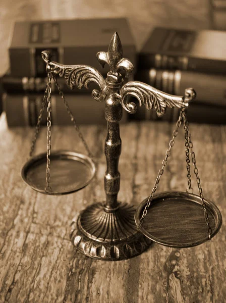 Scales of Justice, Balanza de la Justicia