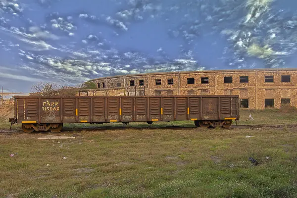 Terk edilmiş tren istasyonu, eski tren, eski vagon.