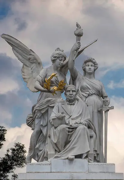 Mexico City 'deki Benito Juarez' in heykeli.