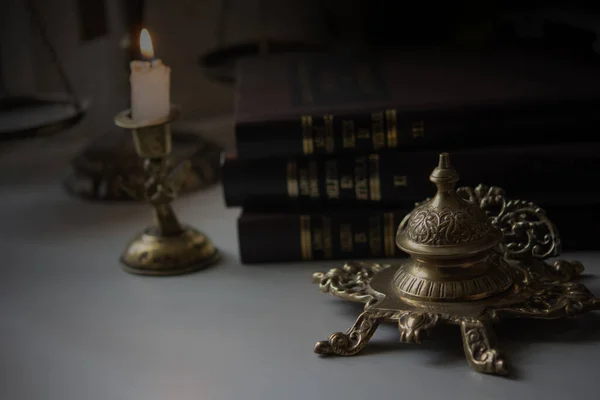 Eski Inkwell, antika pirinç rengi şamdan ve siyah ahşap masa üzerinde fotokopi alanı olan eski kitaplar..