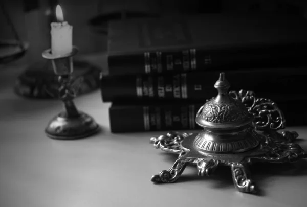 Eski mürekkep hokkası, klasik, kaligrafi bir kitabın siyah beyaz fotoğrafı.