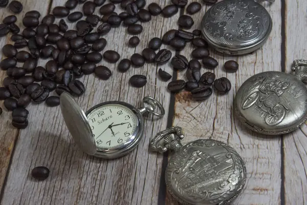 Kırsal Ahşap Arkaplan Üzerine İşlenmiş Tren İşlemeli Klasik Gümüş Cep Saati