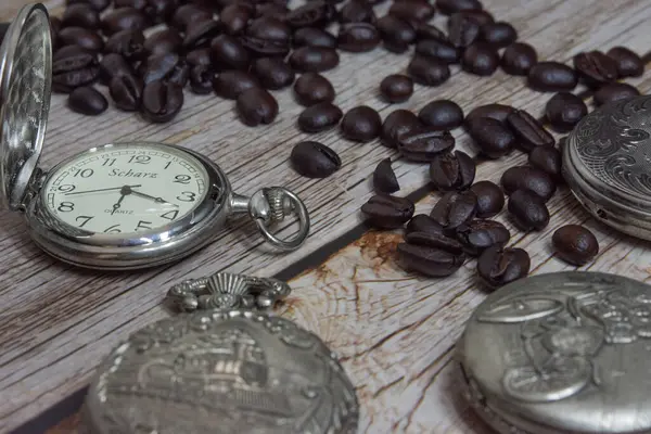 Kırsal Ahşap Arkaplan Üzerine İşlenmiş Tren İşlemeli Klasik Gümüş Cep Saati