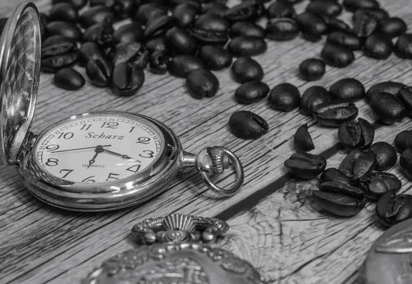Kırsal Tahta Masada Kahve Fasulyeli Klasik Gümüş Cep Saatleri