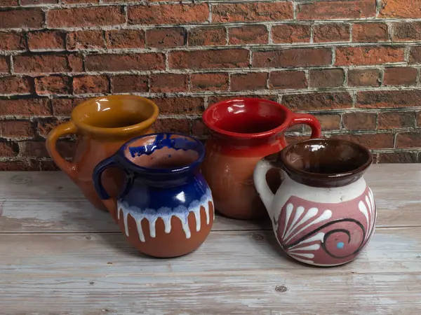Geleneksel Meksika Clay Kupaları Kırsal Ahşap Masa Üzerinde Renkli El Yapımı Çömlek