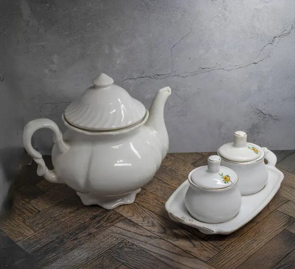 Kırsal Tahta Masada Şeker Kâseleri olan Klasik Beyaz Seramik Çaydanlık