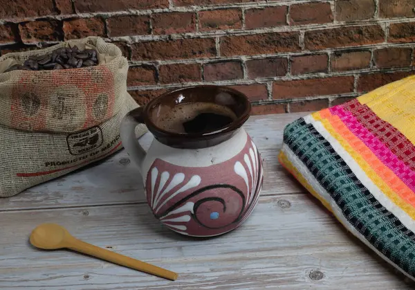 Kil Kupasında Geleneksel Meksika Kahvesi Rustik Fasulyeler, Tekstil ve Miras